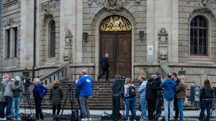 Journalisten stehen vor dem Landgericht in Landau.