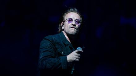 Bono, Sänger der irischen Rockband U2, beim Konzert in der Mercedes-Benz-Arena. 
