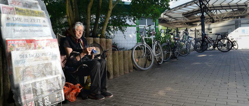 Fleiß. Frau Hartmann hat ihr Leben lang gearbeitet. Sie hört nicht damit auf, nur weil sie jetzt nichts verdient.
