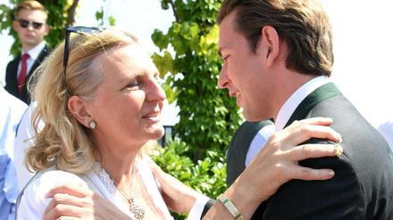 Umarmen oder Ringen? Österreichs Außenministerin Karin Kneissl (parteilos) und Bundeskanzler Sebastian Kurz (ÖVP).