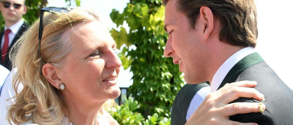 Umarmen oder Ringen? Österreichs Außenministerin Karin Kneissl (parteilos) und Bundeskanzler Sebastian Kurz (ÖVP).