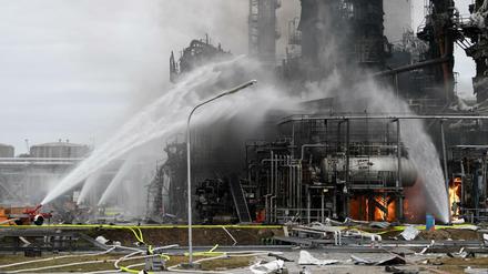 Feuerwehrleute bekämpfen den Brand an der Raffinerie