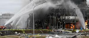 Feuerwehrleute bekämpfen den Brand an der Raffinerie