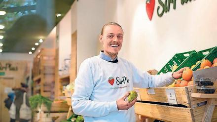Raphael Fellmer im Sirplus-Supermarkt in der Wilmersdorfer Straße.