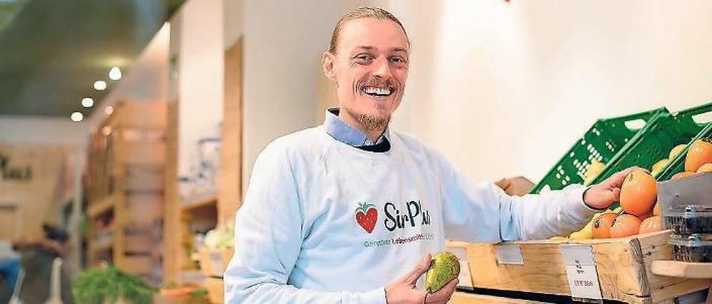 Raphael Fellmer im Sirplus-Supermarkt in der Wilmersdorfer Straße.