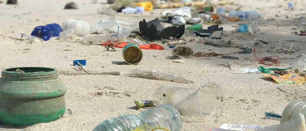 Plastikmüll liegt am Strand von Ko Sichang, einer Insel im Golf von Thailand.
