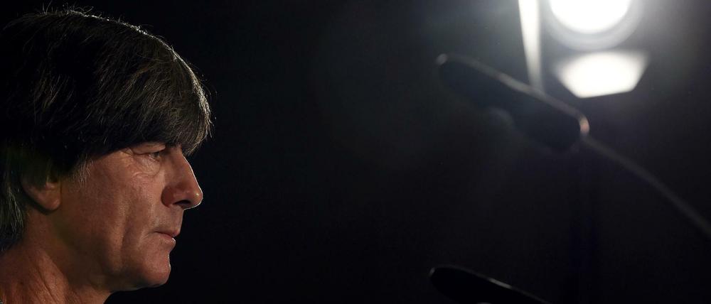 Im Rampenlicht: Jogi Löw hat es schwer, den Neuanfang unter alter Führung zu organisieren.