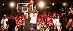Lebron James bei einem Promoturnier in Berlin - im Hintergrund der deutsche NBA-Star Dennis Schröder und Fußball-Nationalspieler Jerome Boateng. 