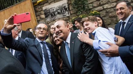 Heiko Maas (l.) und sein Amtskollege Mevlüt Cavusoglu besuchten auch die Deutsche Schule in Istanbul.