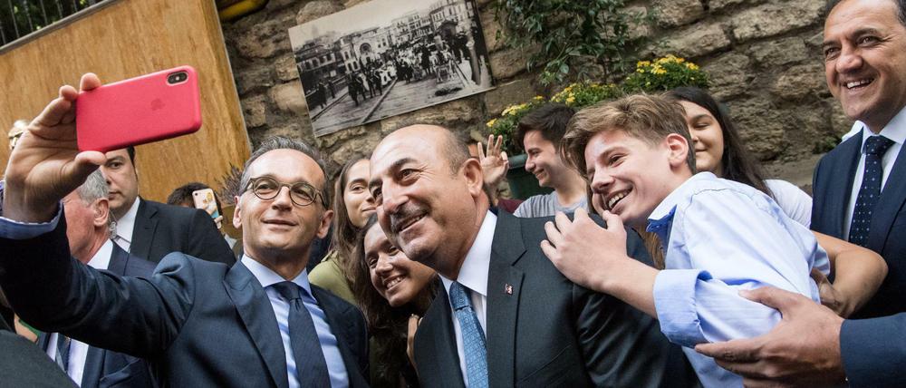 Heiko Maas (l.) und sein Amtskollege Mevlüt Cavusoglu besuchten auch die Deutsche Schule in Istanbul.