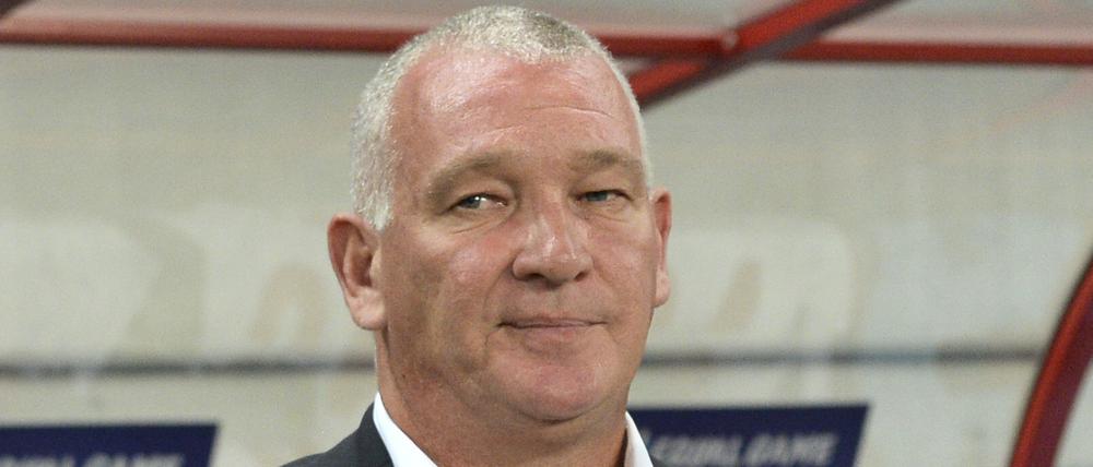 Wohl das bekannteste Gesicht des Spieles: John Jensen, Interimstrainer der Nationalmannschaft von Dänemark, applaudiert am Spielfeldrand. 