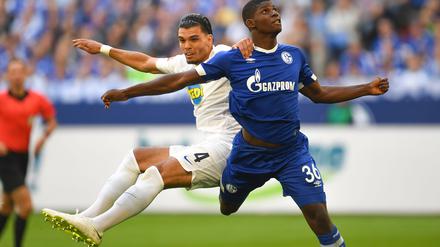 Hiergeblieben! Hertha-Spieler Karim Rekik (links) und der Schalker Breel Embolo.