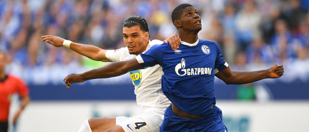 Hiergeblieben! Hertha-Spieler Karim Rekik (links) und der Schalker Breel Embolo.