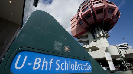 In der Planung hieß das 47 m hohe Gebäude "Turmrestaurant". Die Berliner machten daraus liebevoll den "Bierpinsel". Geplant 1968, eröffnet 1976. Seit 2010 steht das Gebäude leer.