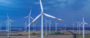 Dunkle Regenwolken ziehen über die Landschaft mit Windenergieanlagen im Landkreis Oder-Spree.