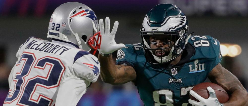 Schau die Hand an: Richtige Spannung gibt es im US-Sport noch eher als im Fußball, so wie hier beim Super Bowl-Finale zwischen den New England Patriots und den Philadelphia Eagles.
