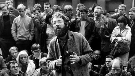 Einen Tag nach seiner Verurteilung in Abwesenheit wurde Fritz Teufel am 19.9.1968 in München verhaftet. Das Foto zeigt ihn 1967 bei einer Sitzdemonstration in Frankfurt am Main.