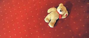 Ein Teddybär auf dem Boden. In Beratungsstellen können Kinder, Jugendliche und Eltern Hilfe finden. 