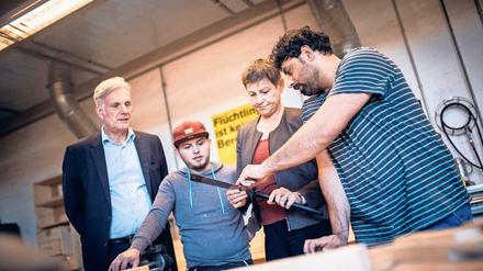 Perspektiven für Geflüchtete. In der Übungswerkstatt des Projekts Arrivo lernen Neuberliner verschiedene Handwerksberufe kennen. Sozialsenatorin Elke Breitenbach (Linke) und Handwerkskammerpräsident Stephan Schwarz (l.) bei einem Besuch im Oktober 2017. 