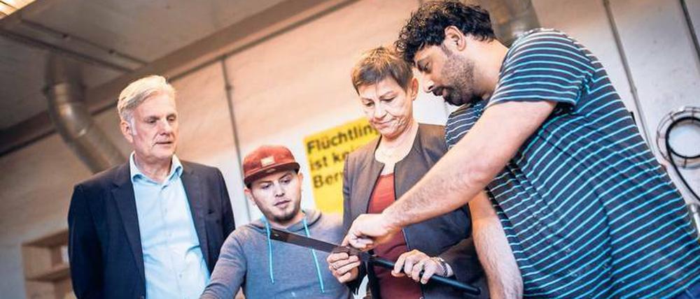 Perspektiven für Geflüchtete. In der Übungswerkstatt des Projekts Arrivo lernen Neuberliner verschiedene Handwerksberufe kennen. Sozialsenatorin Elke Breitenbach (Linke) und Handwerkskammerpräsident Stephan Schwarz (l.) bei einem Besuch im Oktober 2017. 