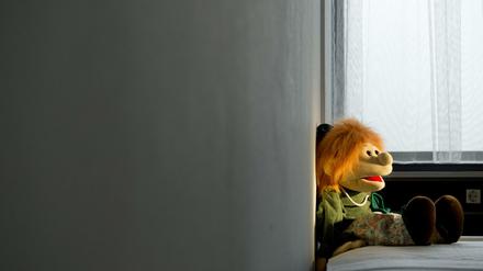 Eine Handpuppe in einem Untersuchungsraum einer Kinderschutzambulanz. 