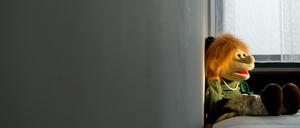 Eine Handpuppe in einem Untersuchungsraum einer Kinderschutzambulanz. 