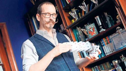 Mischen possible. Klar, Kartentricks gehören zu Axel Hecklaus Standardrepertoire.