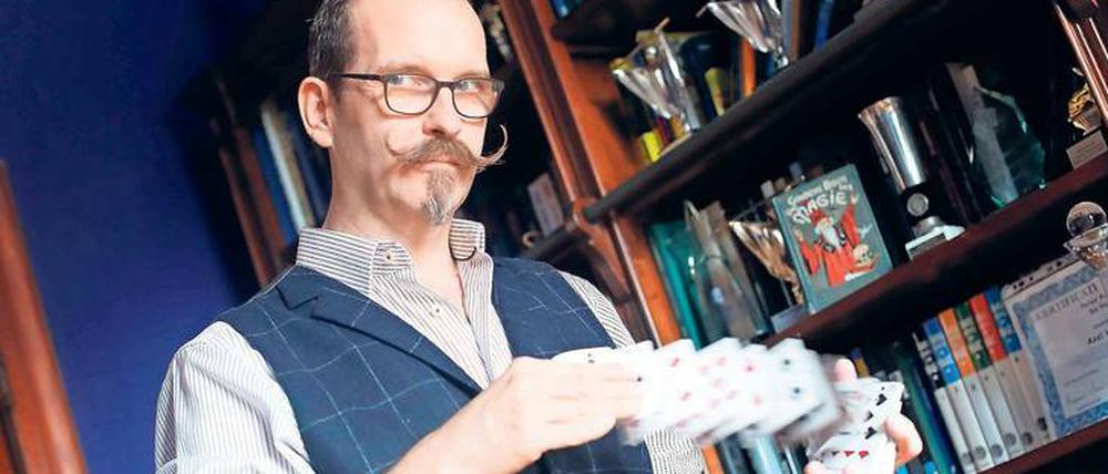 Mischen possible. Klar, Kartentricks gehören zu Axel Hecklaus Standardrepertoire.