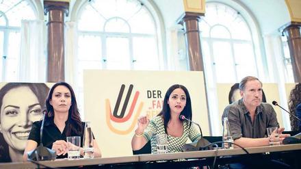 Staatssekretärin Sawsan Chebli (mi.) bei der Verleihung des Farben-Bekennen-Awards 2018.