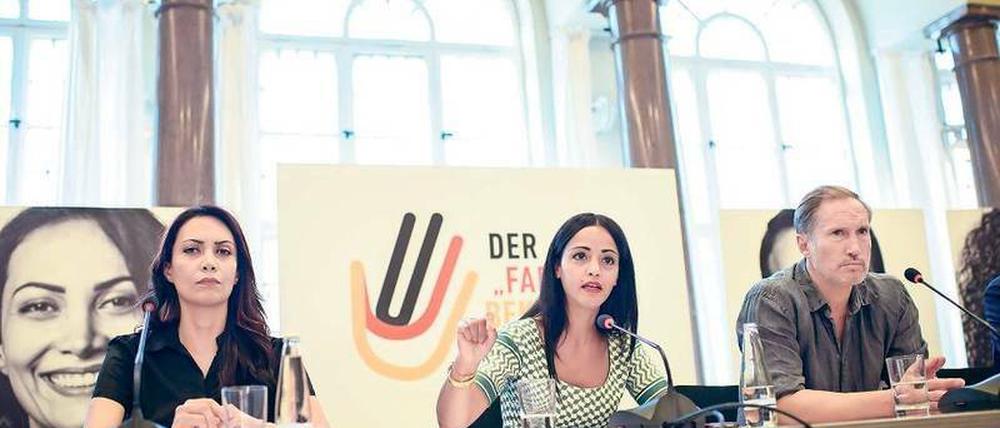 Staatssekretärin Sawsan Chebli (mi.) bei der Verleihung des Farben-Bekennen-Awards 2018.