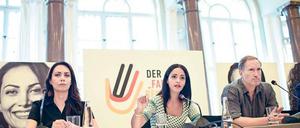 Staatssekretärin Sawsan Chebli (mi.) bei der Verleihung des Farben-Bekennen-Awards 2018.