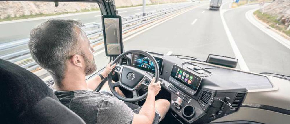 Mehr Überblick. Fahrer des neuen Actros werden von Kameras unterstützt.