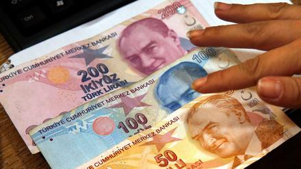 Ein Mitarbeiter einer Wechselstube zählt türkische Lira. Die Lira-Krise treibt die Inflation in der Türkei immer weiter in die Höhe.