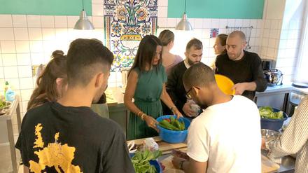 Gemeinsames Kochen mit Staatssekretärin Sawsan Chebli (Mitte) im Refugio