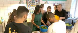 Gemeinsames Kochen mit Staatssekretärin Sawsan Chebli (Mitte) im Refugio