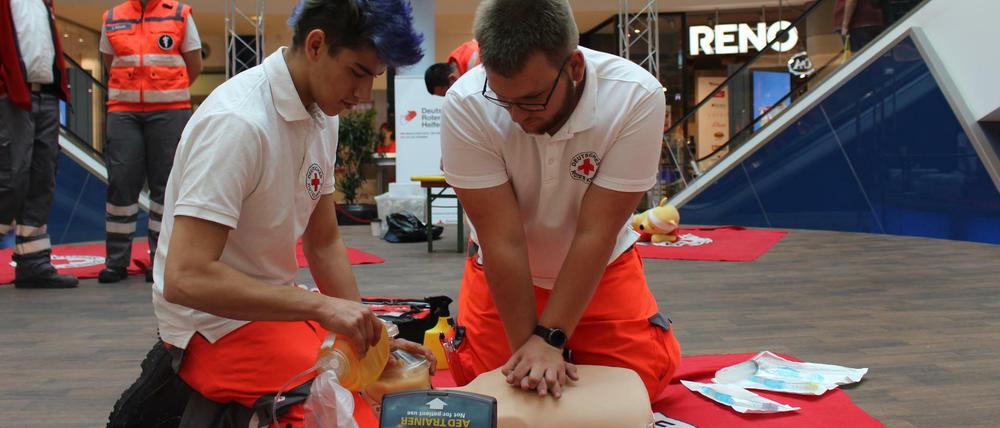 Wiederbelebungsmaßnahmen im Shoppingcenter – zum Glück nur an einer Puppe