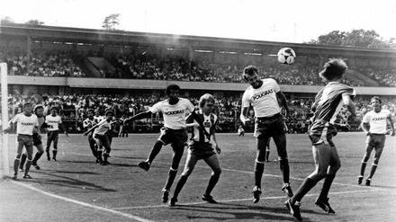 Hart umkämpft. Eine Szene aus dem Pokalspiel 1982.