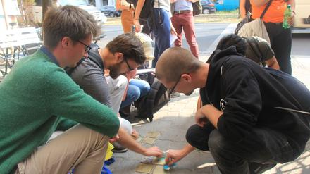 Stolpersteine putzen mit HiMate in Mitte.
