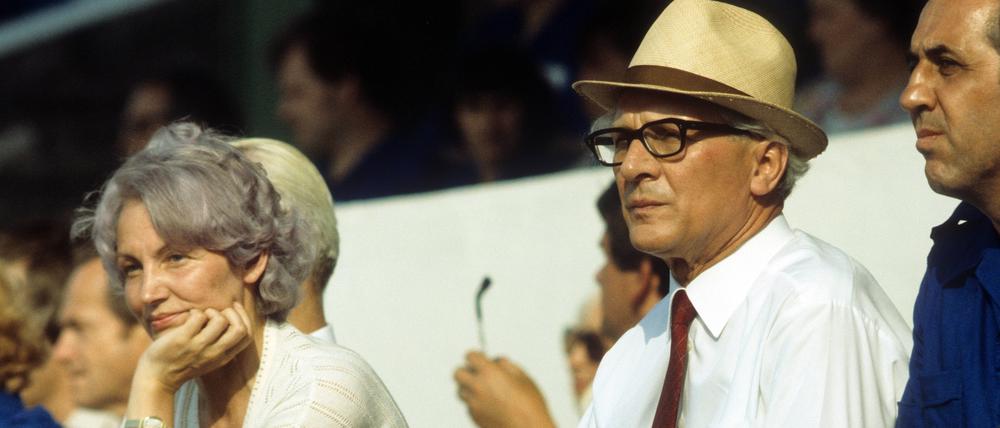 Der einstige Staatsratsvorsitzender Erich Honecker und Ehefrau Margot Honecker (l.) mit Egon Krenz (r.).