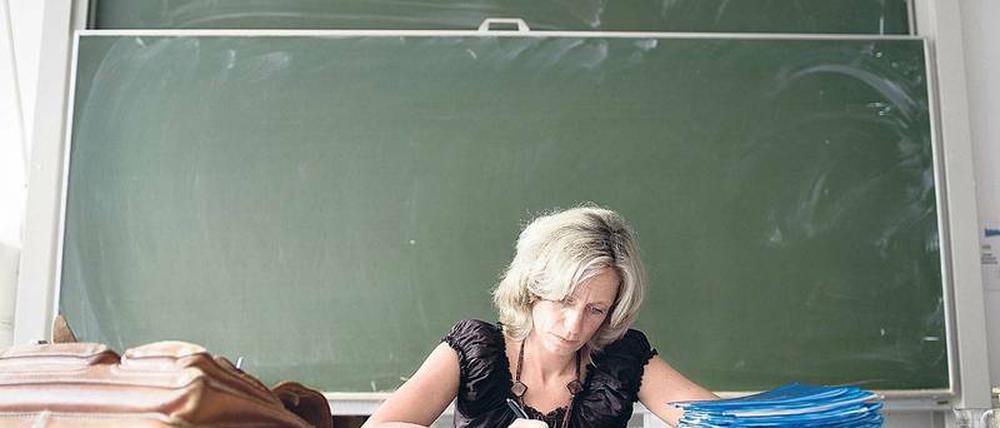 Arbeit gibt es mit Sicherheit genug. Berlins Lehrer haben einen krisenfesten Job, das ist gewiss. Aber der Beamtenstatus bringt neben der Arbeitsplatzgarantie weitere Vorteile mit sich, auf die angestellte Pädagogen verzichten müssen.