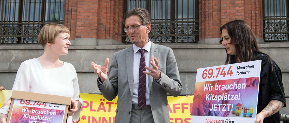 Symbolisch. Christian Gaebler nahm die Unterschriften entgegen.