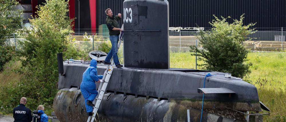 Beamte der Spurensicherung untersuchen das U-Boot des dänischen Ingenieurs Peter Madsen. (Archivbild)