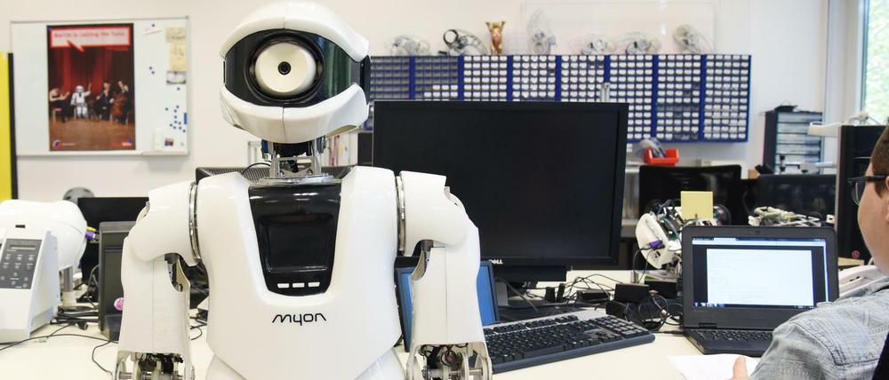Weiße Kunststoffhülle, ein Kopf mit Kameraauge: der Myon der Beuth Hochschule für Technik Berlin.