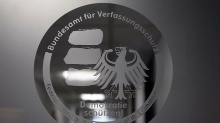Wenig Durchblick. Eine Glastür im Bundesamt für Verfassungsschutz in Köln.