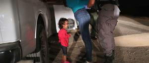 Flüchtlinge aus Honduras werden von US-Grenzschützern festgenommen.