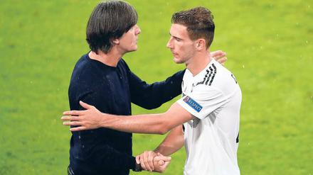Gut gemacht. Der Bundestrainer war zufrieden mit Leon Goretzka und dem Spiel seiner Mannschaft – auch wenn es nicht für ein eigenes Tor reichte.