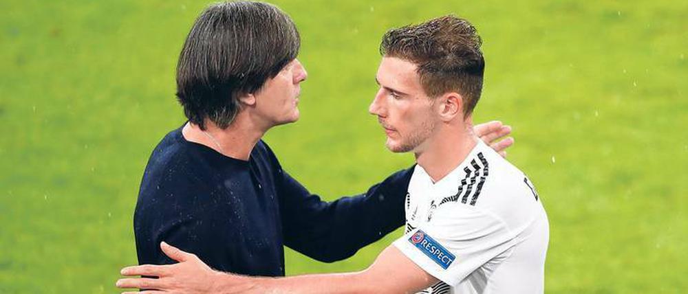 Gut gemacht. Der Bundestrainer war zufrieden mit Leon Goretzka und dem Spiel seiner Mannschaft – auch wenn es nicht für ein eigenes Tor reichte.