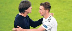 Gut gemacht. Der Bundestrainer war zufrieden mit Leon Goretzka und dem Spiel seiner Mannschaft – auch wenn es nicht für ein eigenes Tor reichte.