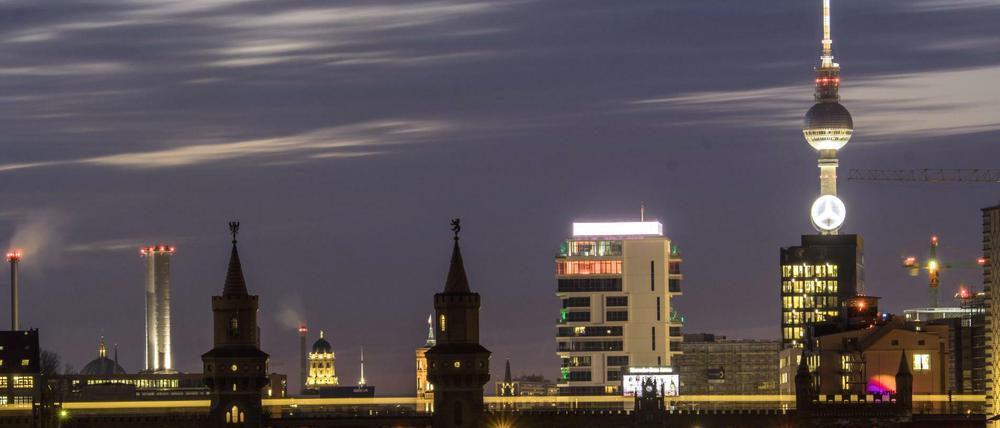 Berlin: Zwei Bahnen fahren am frühen Abend über die Oberbaumbrücke.
