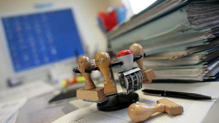 Stempel und Akten sind Sinnbilder der Bürokratie.